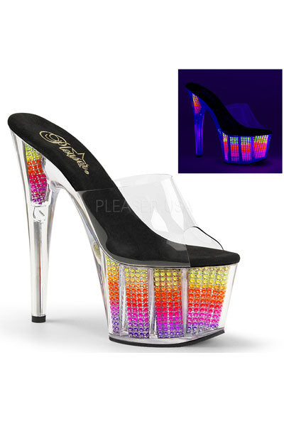 TACONES CON DETALLE DE BOTONES EN LA PLATAFORMA